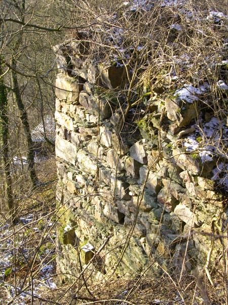 Spuren der Vergangenheit: Pfeilerreste der alten Schlossbrücke