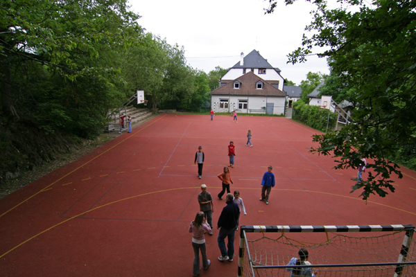 Viel Platz zum Spielen: der Sportplatz