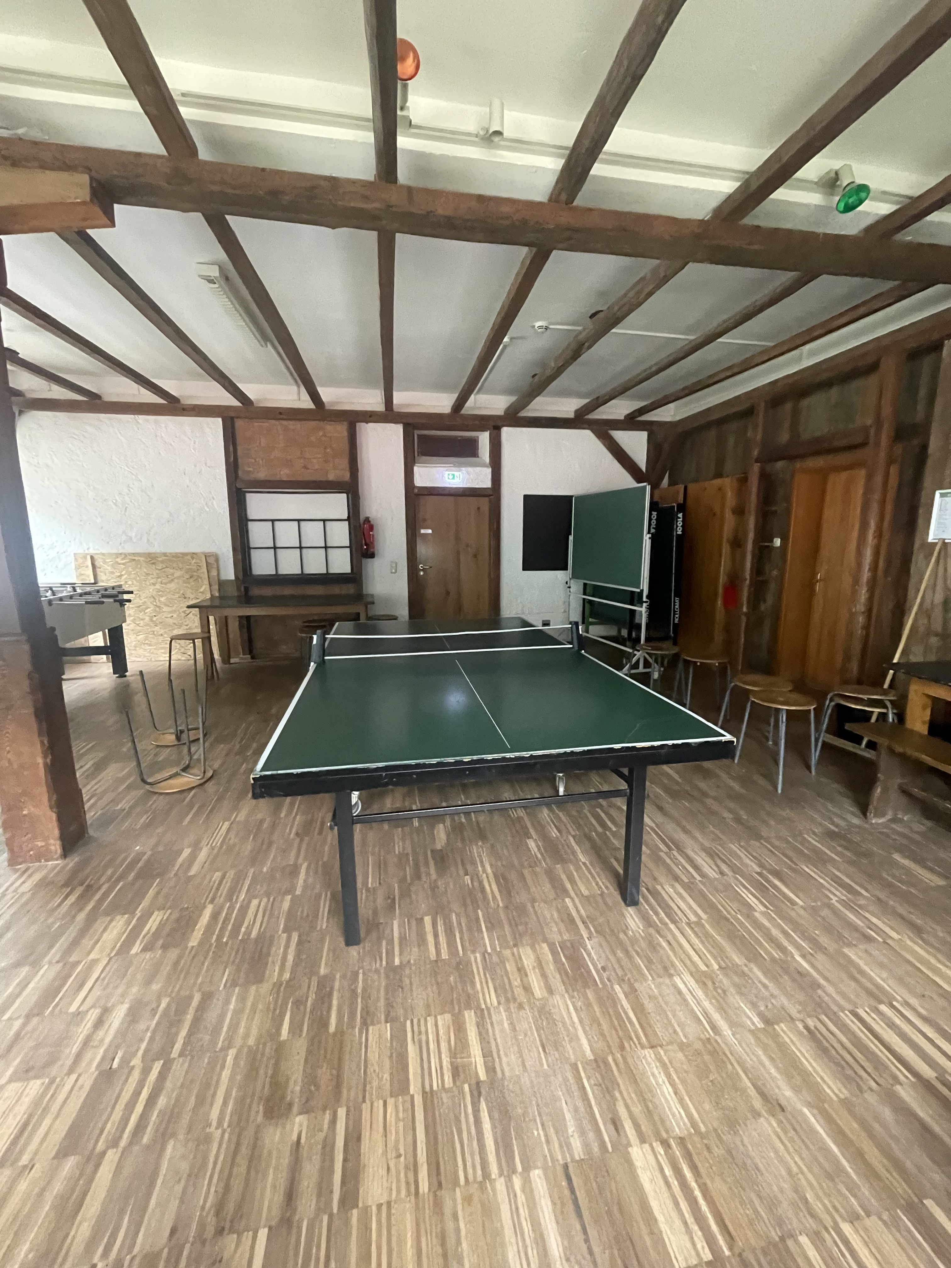 Freizeitraum mit Kicker und Tischtennis