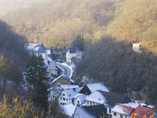 Blick vom Schullandheim auf den winterlich verschneiten Ort Winterburg